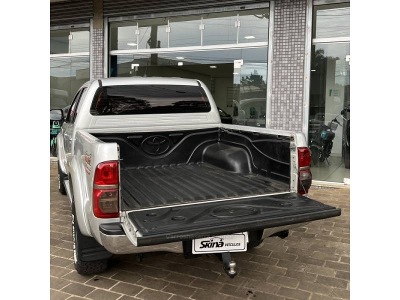 TOYOTA - HILUX - 2012/2012 - Prata - R$ 129.000,00