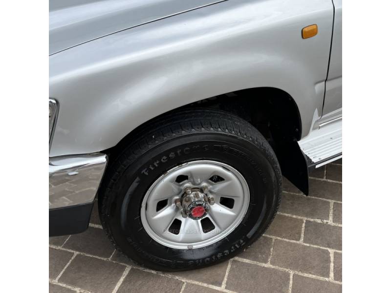 TOYOTA - HILUX - 2005/2005 - Prata - R$ 65.000,00