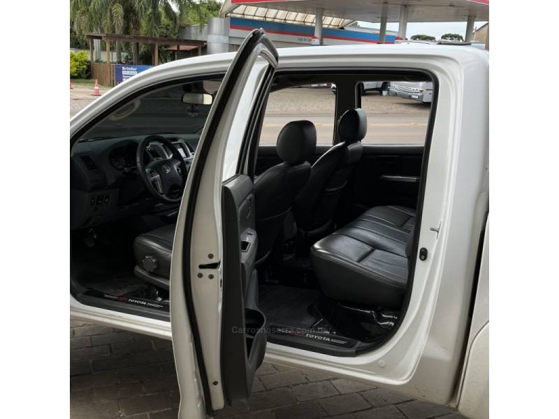 TOYOTA - HILUX - 2013/2013 - Branca - Sob Consulta