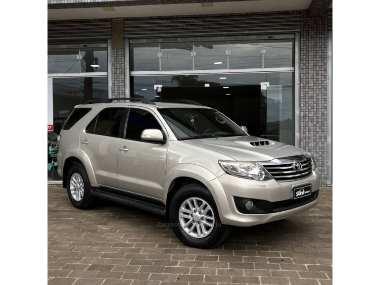 TOYOTA - HILUX SW4 - 2013/2013 - Bege - Sob Consulta