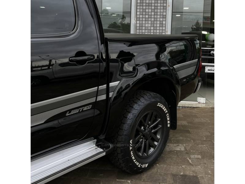 TOYOTA - HILUX - 2015/2015 - Preta - Sob Consulta