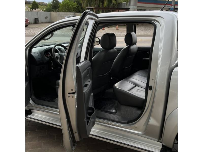 TOYOTA - HILUX - 2012/2012 - Prata - R$ 129.000,00