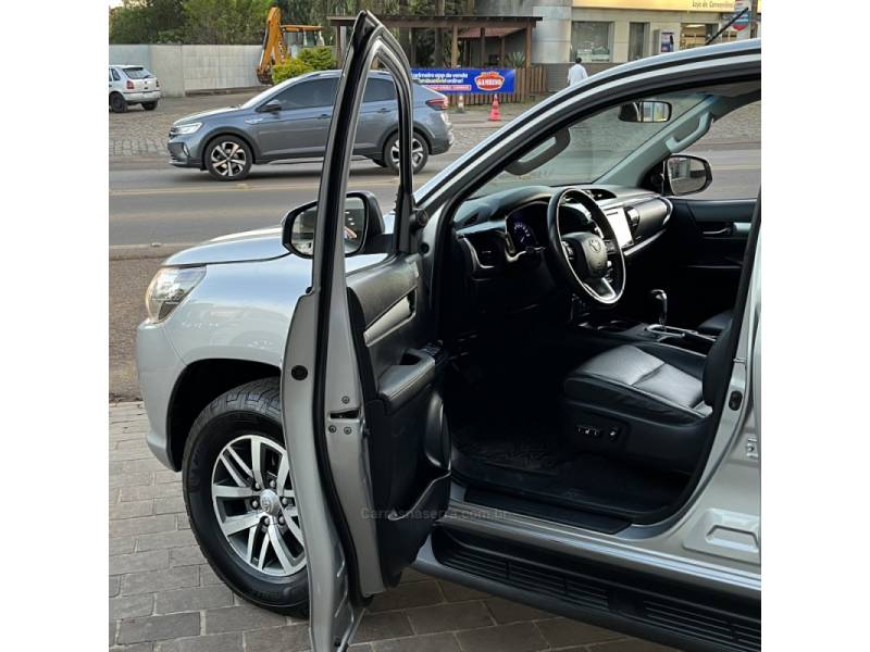 TOYOTA - HILUX - 2018/2018 - Prata - R$ 178.000,00
