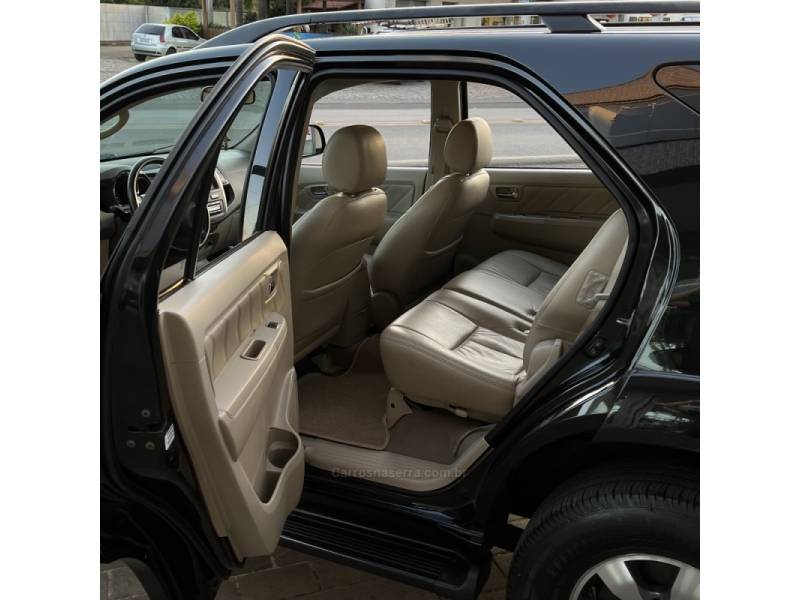 TOYOTA - HILUX SW4 - 2008/2008 - Preta - Sob Consulta