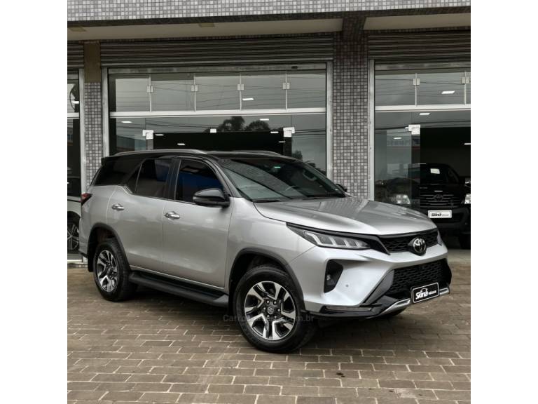 TOYOTA - HILUX SW4 - 2022/2022 - Prata - Sob Consulta