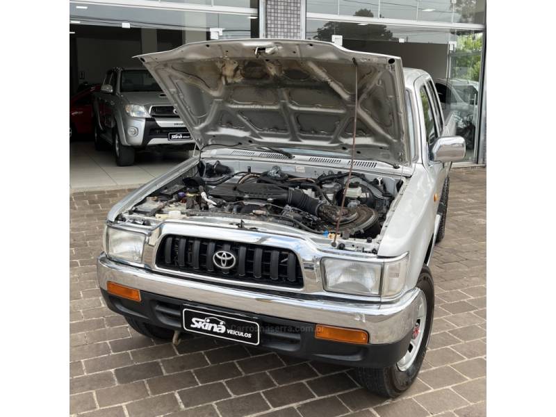 TOYOTA - HILUX - 2005/2005 - Prata - R$ 65.000,00