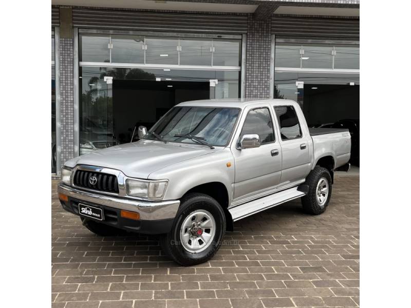 TOYOTA - HILUX - 2005/2005 - Prata - R$ 65.000,00