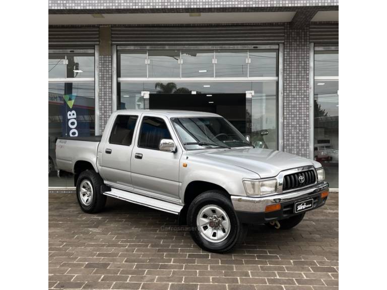 TOYOTA - HILUX - 2005/2005 - Prata - R$ 65.000,00