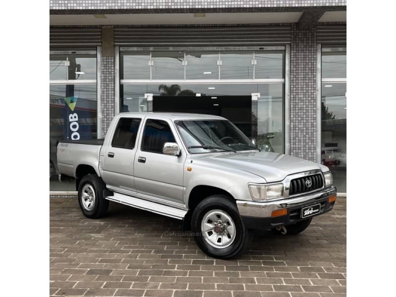 TOYOTA - HILUX - 2005/2005 - Prata - R$ 65.000,00