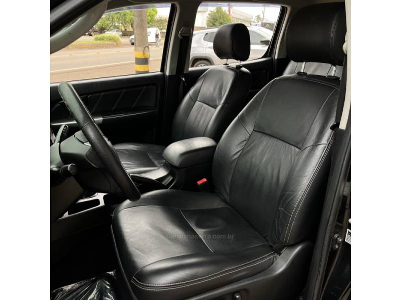 TOYOTA - HILUX - 2014/2014 - Preta - R$ 149.000,00