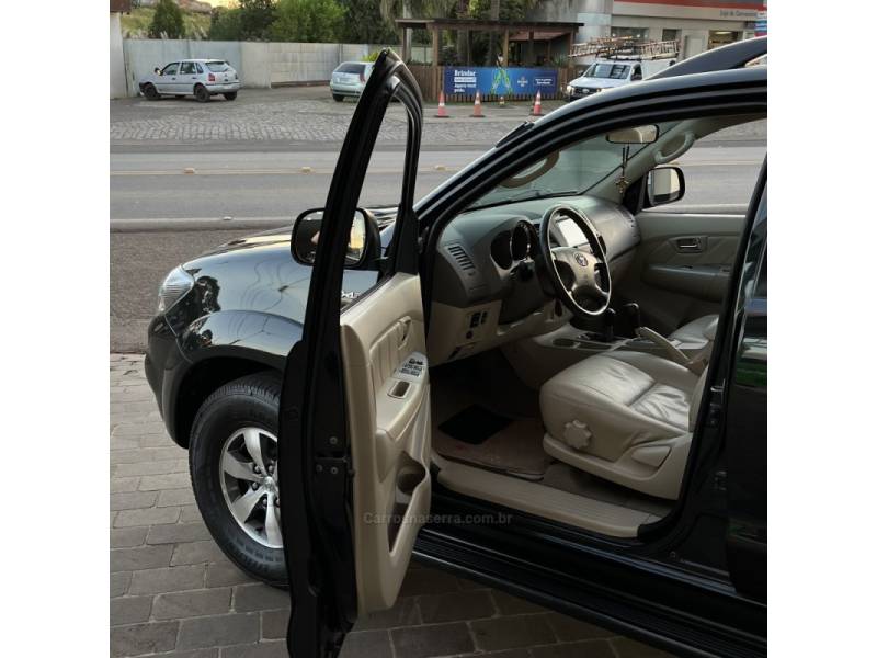 TOYOTA - HILUX SW4 - 2008/2008 - Preta - Sob Consulta