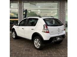 RENAULT - SANDERO - 2014/2014 - Branca - R$ 38.800,00