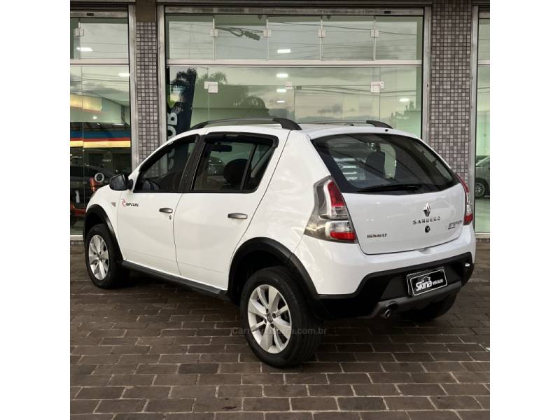 RENAULT - SANDERO - 2014/2014 - Branca - R$ 38.800,00