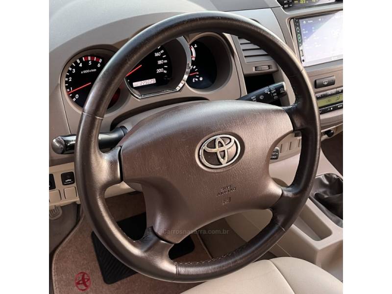 TOYOTA - HILUX SW4 - 2008/2008 - Preta - Sob Consulta