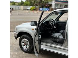TOYOTA - HILUX - 2005/2005 - Prata - R$ 65.000,00