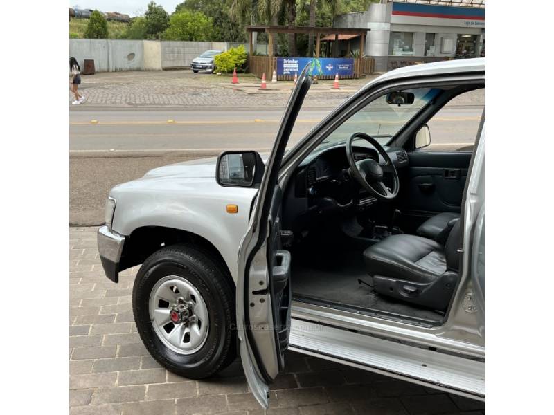 TOYOTA - HILUX - 2005/2005 - Prata - R$ 65.000,00