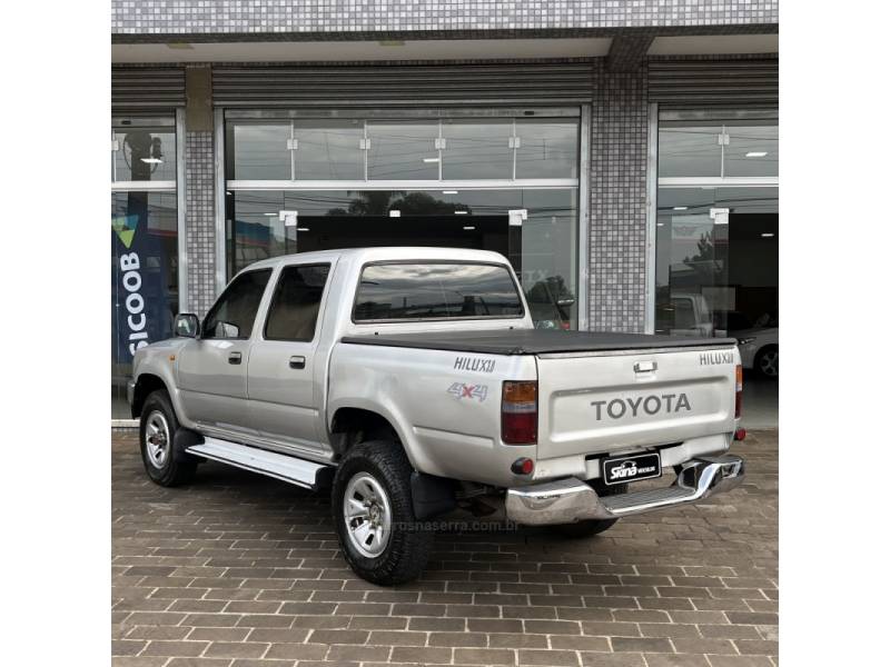 TOYOTA - HILUX - 2005/2005 - Prata - R$ 65.000,00
