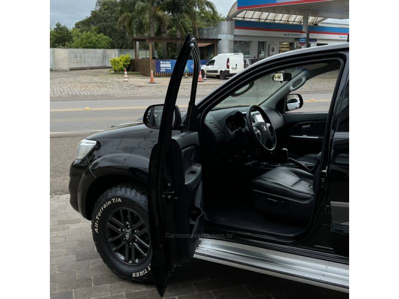 TOYOTA - HILUX - 2015/2015 - Preta - Sob Consulta