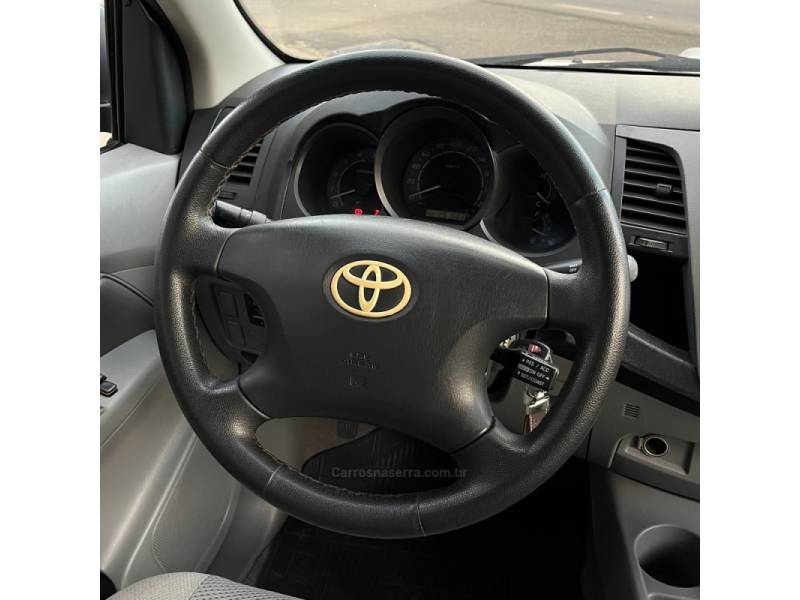 TOYOTA - HILUX - 2007/2007 - Prata - R$ 100.000,00