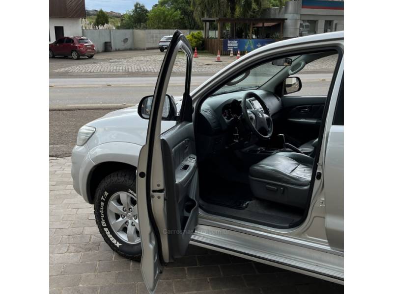 TOYOTA - HILUX - 2012/2012 - Prata - R$ 129.000,00