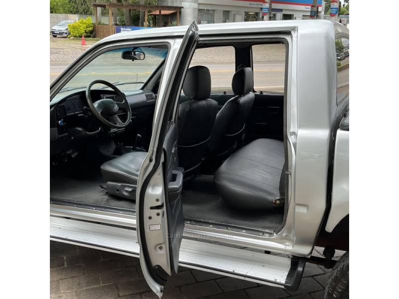 TOYOTA - HILUX - 2005/2005 - Prata - R$ 65.000,00