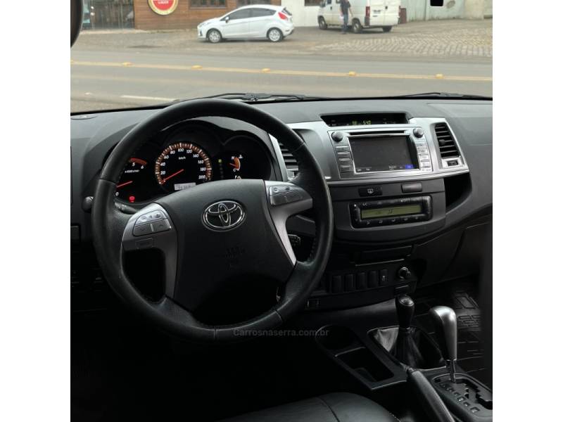TOYOTA - HILUX - 2015/2015 - Preta - Sob Consulta