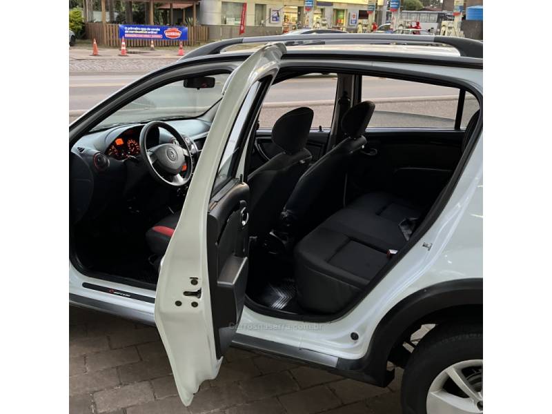RENAULT - SANDERO - 2014/2014 - Branca - R$ 38.800,00